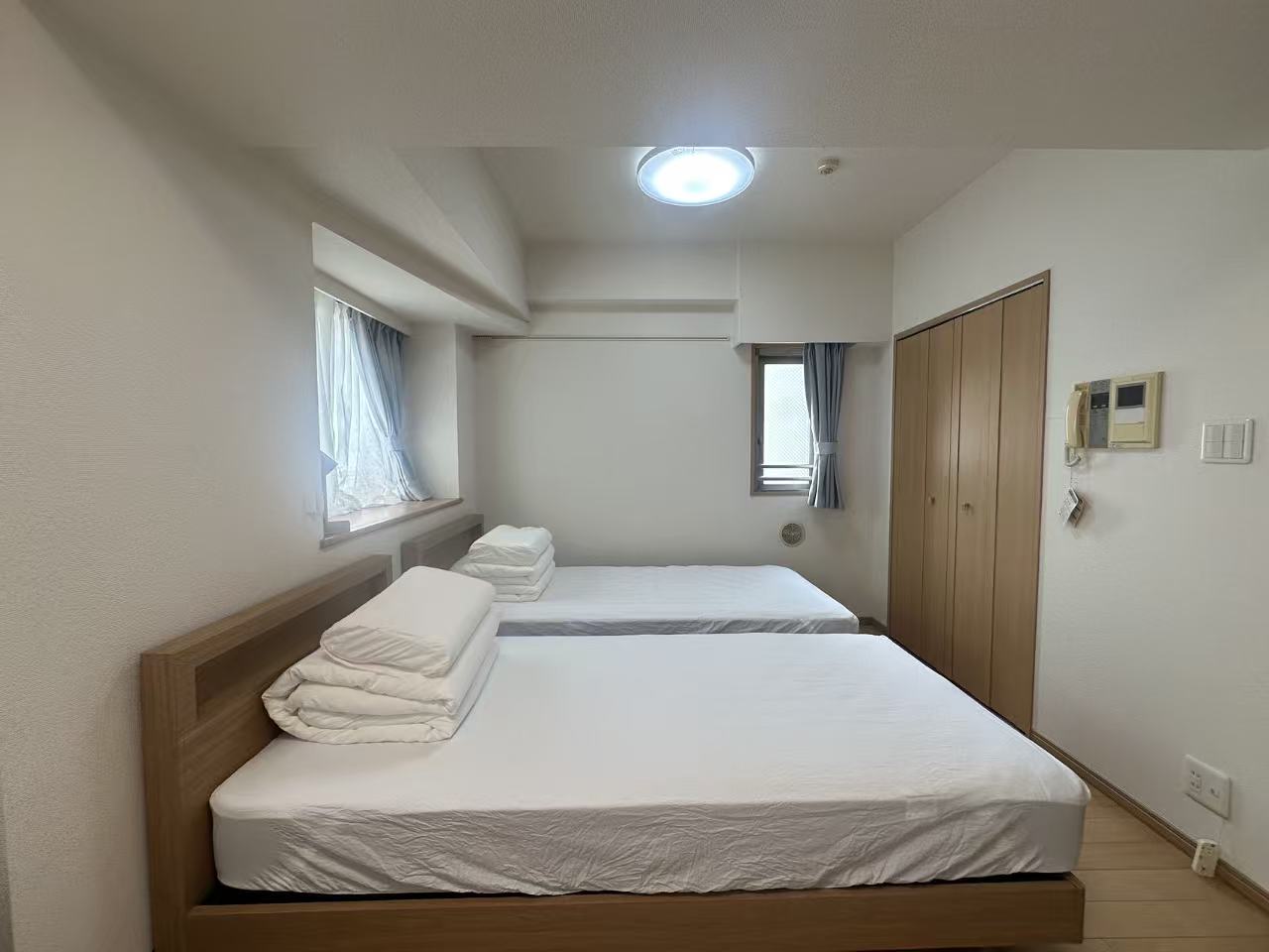 Twin beds and windows